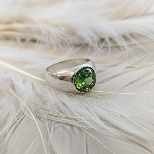round ashes ring for men in a peridot stone