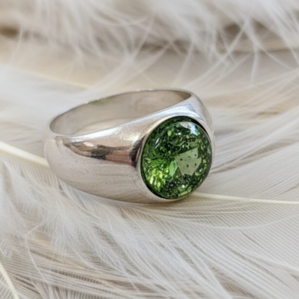 round ashes ring for men in a peridot stone